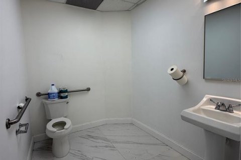 Propiedad comercial en alquiler en Palm Harbor, Florida, 460.42 m2 № 1901123 - foto 4