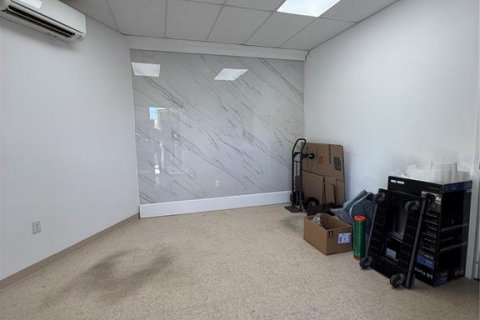 Propiedad comercial en alquiler en Palm Harbor, Florida, 460.42 m2 № 1901123 - foto 2