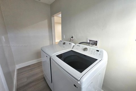 Casa en alquiler en Miami, Florida, 4 dormitorios, 128.39 m2 № 1929560 - foto 13
