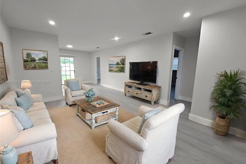 Casa en alquiler en Miami, Florida, 4 dormitorios, 128.39 m2 № 1929560 - foto 2