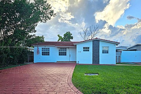 Casa en alquiler en Miami, Florida, 4 dormitorios, 128.39 m2 № 1929560 - foto 1