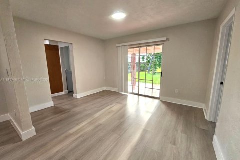 Casa en alquiler en Miami, Florida, 4 dormitorios, 128.39 m2 № 1929560 - foto 5