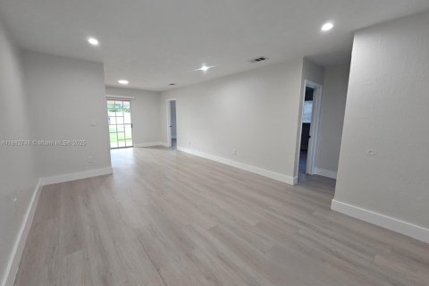 House in Miami, Florida 4 bedrooms, 128.39 sq.m. № 1929560 - photo 3