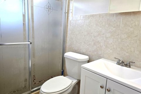 Casa en alquiler en Miami, Florida, 4 dormitorios, 128.39 m2 № 1929560 - foto 11