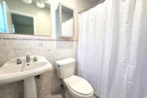 Casa en alquiler en Miami, Florida, 4 dormitorios, 128.39 m2 № 1929560 - foto 8