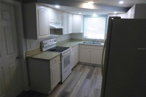 Villa ou maison à louer à Port Richey, Floride: 2 chambres, 79.9 m2 № 2436718 - photo 6