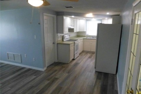 Villa ou maison à louer à Port Richey, Floride: 2 chambres, 79.9 m2 № 2436718 - photo 8
