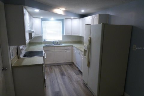 Villa ou maison à louer à Port Richey, Floride: 2 chambres, 79.9 m2 № 2436718 - photo 5