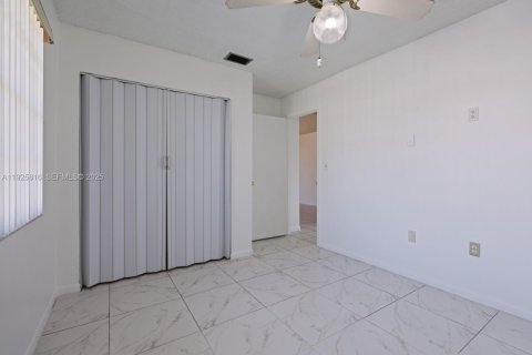 Casa en venta en Hialeah Gardens, Florida, 3 dormitorios, 106.28 m2 № 1984422 - foto 14
