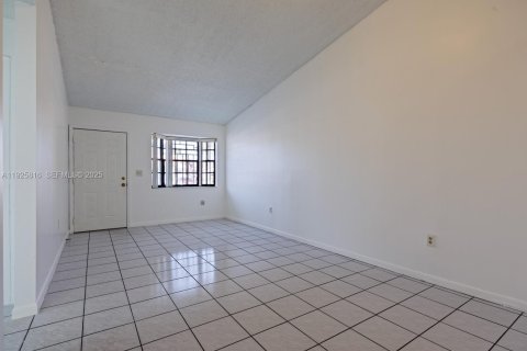 Casa en venta en Hialeah Gardens, Florida, 3 dormitorios, 106.28 m2 № 1984422 - foto 4