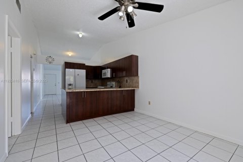 Casa en venta en Hialeah Gardens, Florida, 3 dormitorios, 106.28 m2 № 1984422 - foto 6
