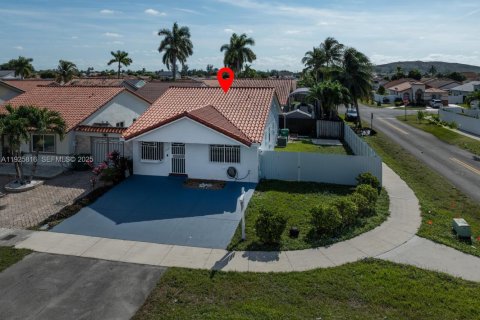 Casa en venta en Hialeah Gardens, Florida, 3 dormitorios, 106.28 m2 № 1984422 - foto 2