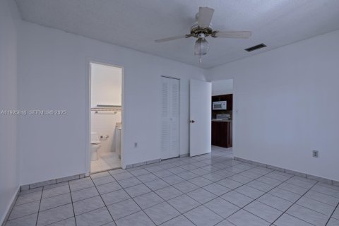 Casa en venta en Hialeah Gardens, Florida, 3 dormitorios, 106.28 m2 № 1984422 - foto 11