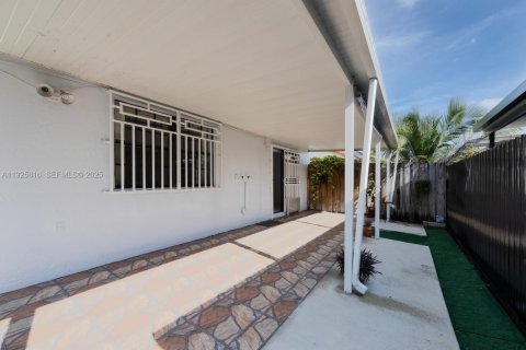 Casa en venta en Hialeah Gardens, Florida, 3 dormitorios, 106.28 m2 № 1984422 - foto 19
