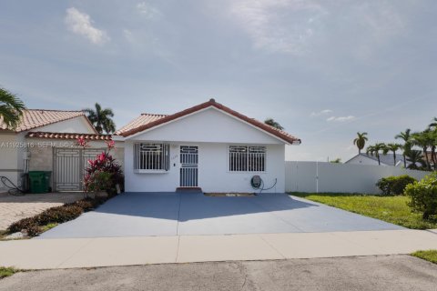 Casa en venta en Hialeah Gardens, Florida, 3 dormitorios, 106.28 m2 № 1984422 - foto 1