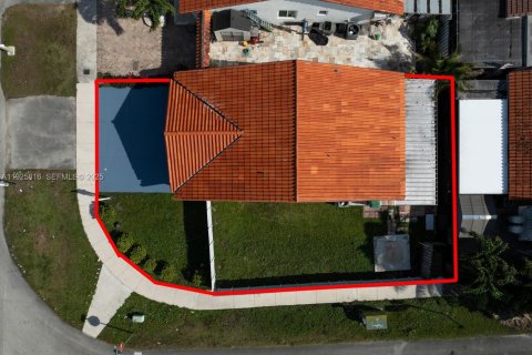 Casa en venta en Hialeah Gardens, Florida, 3 dormitorios, 106.28 m2 № 1984422 - foto 23