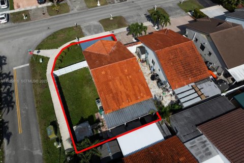 Casa en venta en Hialeah Gardens, Florida, 3 dormitorios, 106.28 m2 № 1984422 - foto 25