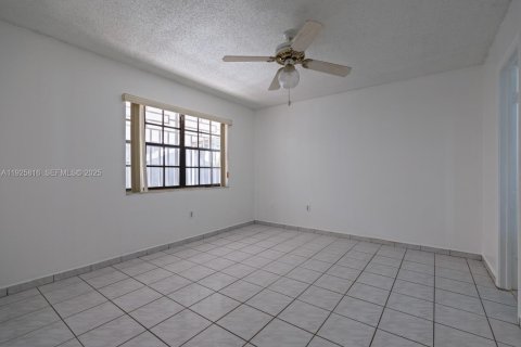Casa en venta en Hialeah Gardens, Florida, 3 dormitorios, 106.28 m2 № 1984422 - foto 10