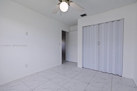 Casa en venta en Hialeah Gardens, Florida, 3 dormitorios, 106.28 m2 № 1984422 - foto 17