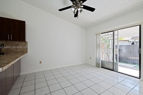 Casa en venta en Hialeah Gardens, Florida, 3 dormitorios, 106.28 m2 № 1984422 - foto 5
