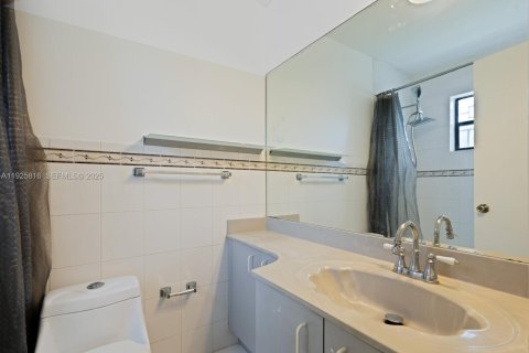Casa en venta en Hialeah Gardens, Florida, 3 dormitorios, 106.28 m2 № 1984422 - foto 12