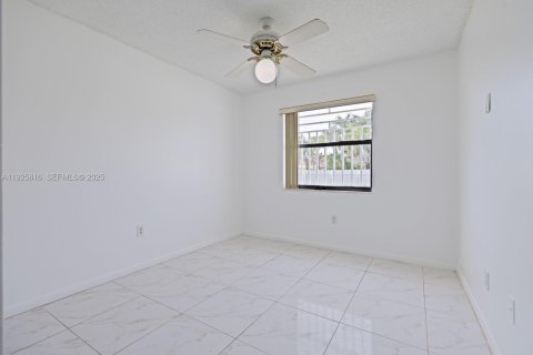 Casa en venta en Hialeah Gardens, Florida, 3 dormitorios, 106.28 m2 № 1984422 - foto 16
