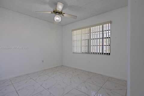 Casa en venta en Hialeah Gardens, Florida, 3 dormitorios, 106.28 m2 № 1984422 - foto 13