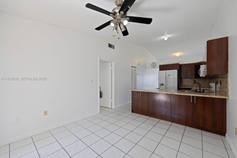 Casa en venta en Hialeah Gardens, Florida, 3 dormitorios, 106.28 m2 № 1984422 - foto 7