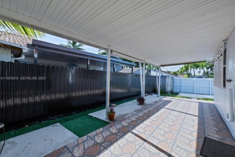 Casa en venta en Hialeah Gardens, Florida, 3 dormitorios, 106.28 m2 № 1984422 - foto 18