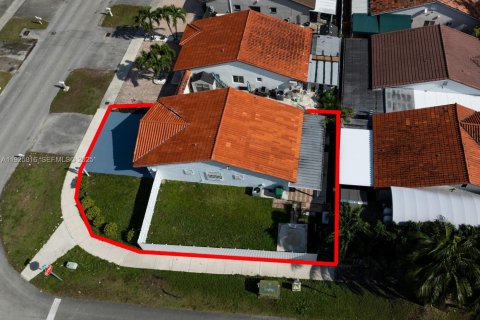 Casa en venta en Hialeah Gardens, Florida, 3 dormitorios, 106.28 m2 № 1984422 - foto 24