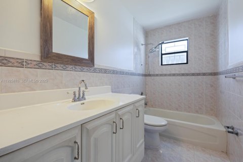 Casa en venta en Hialeah Gardens, Florida, 3 dormitorios, 106.28 m2 № 1984422 - foto 15