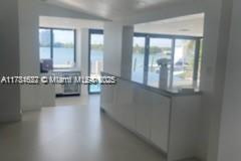 House in North Bay Village, Florida 5 bedrooms № 1731346 - photo 11