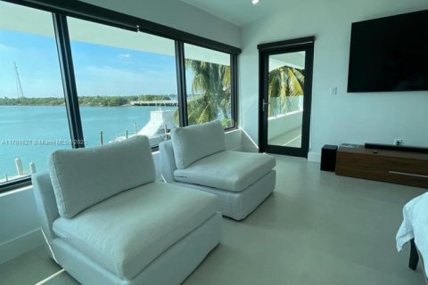 House in North Bay Village, Florida 5 bedrooms № 1731346 - photo 22