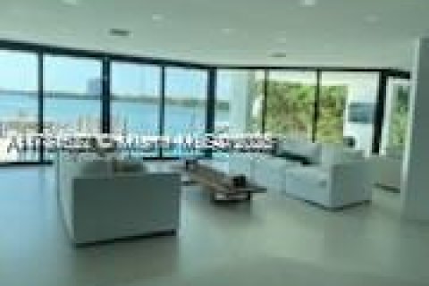 House in North Bay Village, Florida 5 bedrooms № 1731346 - photo 2