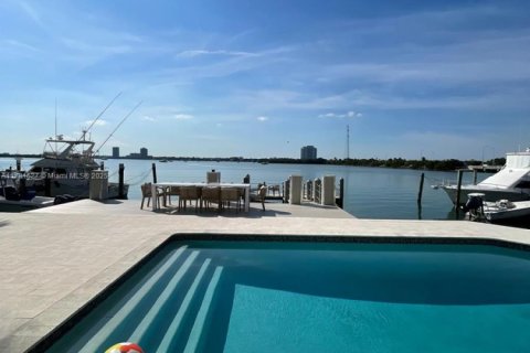 House in North Bay Village, Florida 5 bedrooms № 1731346 - photo 30