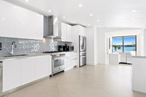 House in North Bay Village, Florida 5 bedrooms № 1731346 - photo 18