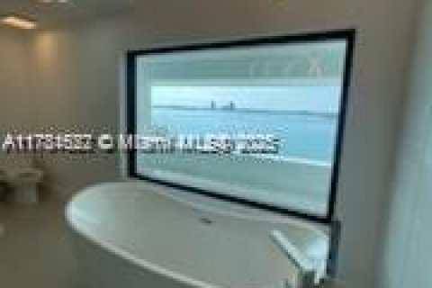 House in North Bay Village, Florida 5 bedrooms № 1731346 - photo 13
