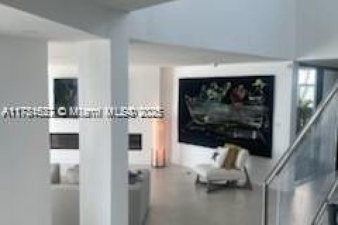 House in North Bay Village, Florida 5 bedrooms № 1731346 - photo 10