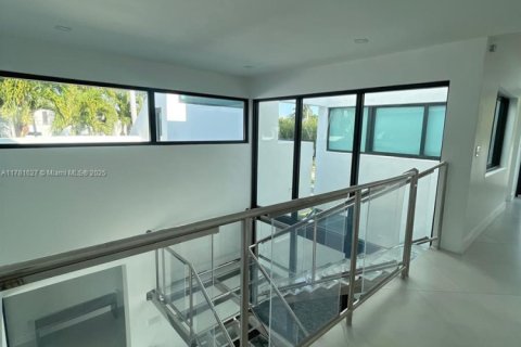 House in North Bay Village, Florida 5 bedrooms № 1731346 - photo 19