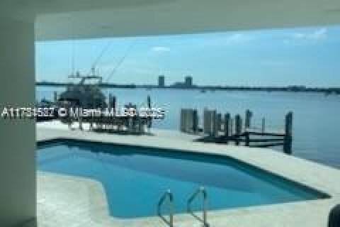 House in North Bay Village, Florida 5 bedrooms № 1731346 - photo 12