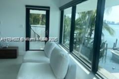 House in North Bay Village, Florida 5 bedrooms № 1731346 - photo 9