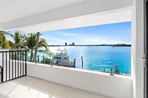 House in North Bay Village, Florida 5 bedrooms № 1731346 - photo 17