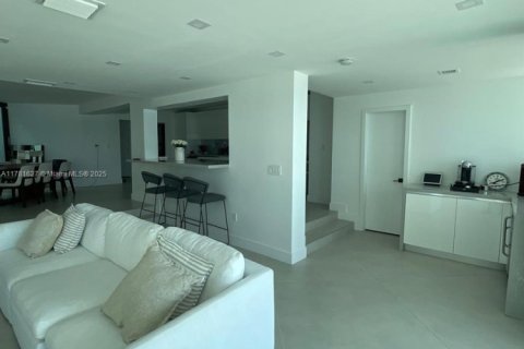 House in North Bay Village, Florida 5 bedrooms № 1731346 - photo 25