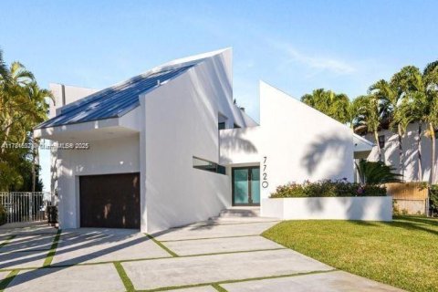 House in North Bay Village, Florida 5 bedrooms № 1731346 - photo 1