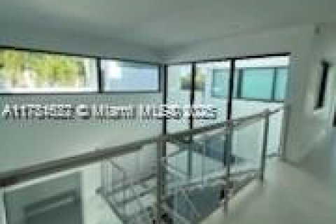 House in North Bay Village, Florida 5 bedrooms № 1731346 - photo 16