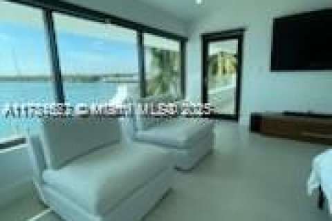 House in North Bay Village, Florida 5 bedrooms № 1731346 - photo 4