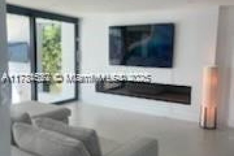 House in North Bay Village, Florida 5 bedrooms № 1731346 - photo 5