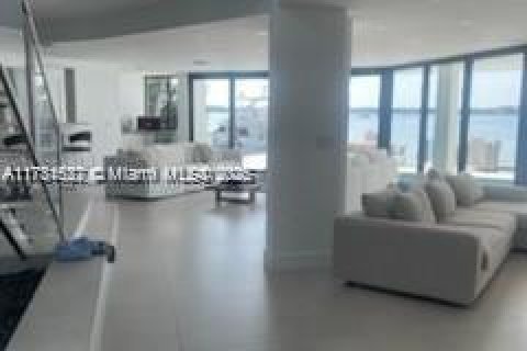 House in North Bay Village, Florida 5 bedrooms № 1731346 - photo 7