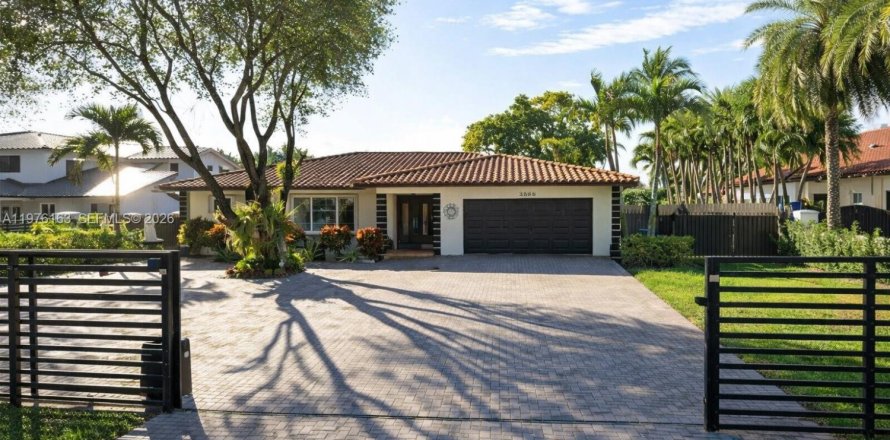 House in Miami, Florida 4 bedrooms, 212.19 sq.m. № 2042655