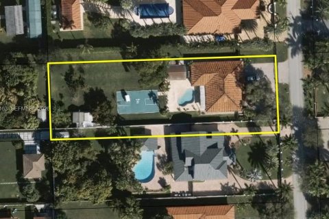 House in Miami, Florida 4 bedrooms, 212.19 sq.m. № 2042655 - photo 2